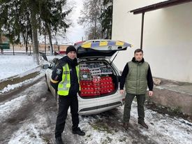 Car with open boot distributing aid