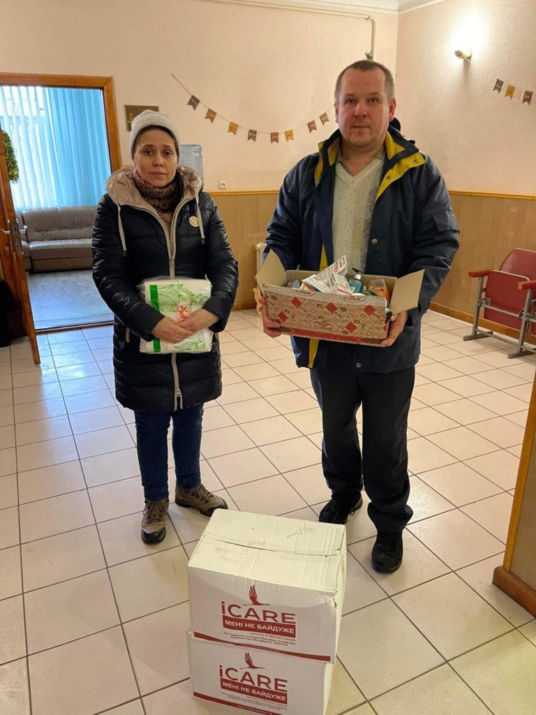Couple who have feld Bakhmut with aid given to them by the Centre