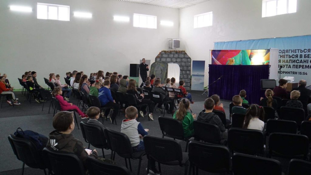 Puppet show at Easter 2023 camp