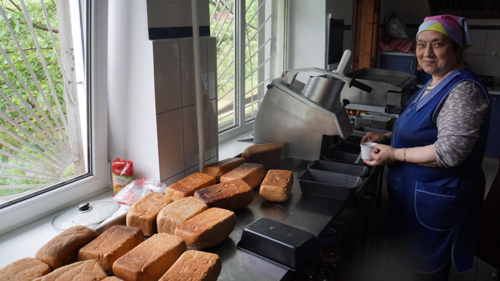 Lady baking bread in the bakery