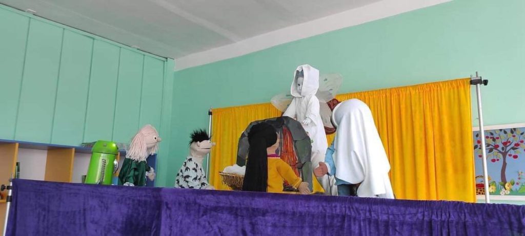 The puppet theatre performing at the hospital.