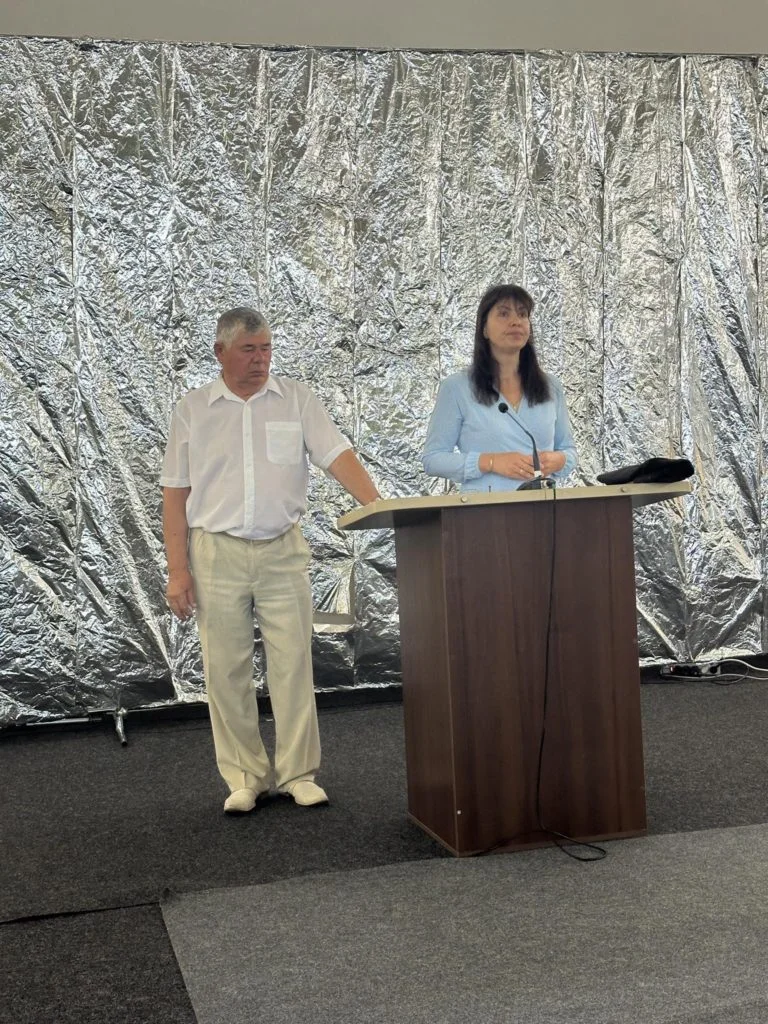 Svetlana standing at the lecturn giving her testimony